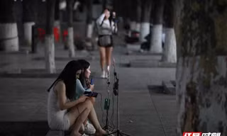 Những cô gái livestream xuyên đêm trên đường phố Trung Quốc