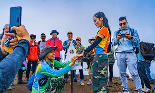 Chàng trai cầu hôn bạn gái trên 'nóc nhà Yên Bái', giữa mùa hoa chi pâu mộng mơ