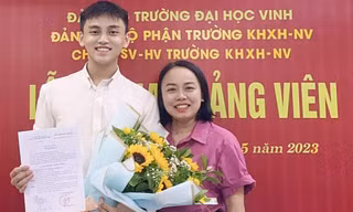 Bạn Nguyễn Trần Anh Thư (bên phải), lớp 62A1 Sư phạm Ngữ văn, trường Đại học Vinh vinh dự được đứng trong hàng ngũ của Đảng khi đang là sinh viên 