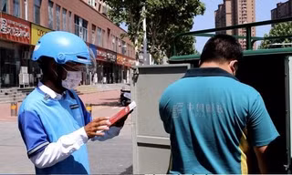 Chàng trai làm shipper ở Trung Quốc nhận tin trúng tuyển thạc sĩ khi đang giao hàng