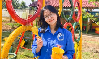 Thân Thị Ngọc Nga tham gia trang trí khu vui chơi cho các em nhỏ