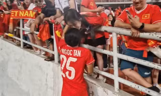 Trên sân ở Thái Lan, câu nói của cầu thủ Doãn Ngọc Tân khiến vợ rơi nước mắt