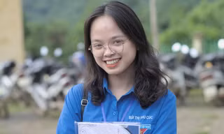 Thu Cúc (sinh viên trường ĐH Luật Hà Nội) tham gia hoạt động tình nguyện ở xã Quyết Thắng, huyện Lạc Sơn, tỉnh Hòa Bình