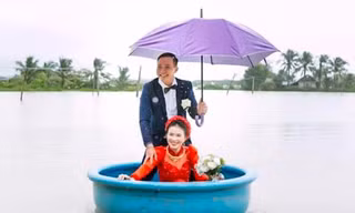 Hình ảnh chú rể đón cô dâu bằng thuyền thúng trong nước lũ. Ảnh: NVCC