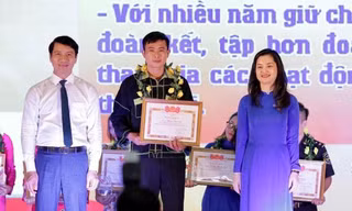 Anh Nguyễn Ngọc Lương, Bí thư TƯ Đoàn (bìa trái) và Bí thư Tỉnh Đoàn Lạng Sơn (bìa phải) trao thưởng cho thanh niên tiên tiến -Ảnh: Duy Chiến 