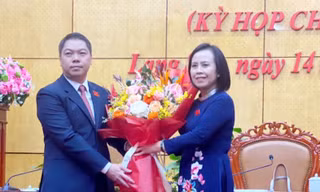 Ông Đoàn Thanh Sơn (bìa trái) nhận hoa chúc mừng của lãnh đạo tỉnh. Ảnh: Duy Chiến
