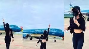 Cộng đồng mạng chỉ trích dữ dội các TikToker bất chấp câu view, làm trò lố 'sống ảo' ở sân bay