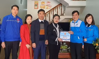 Hai nữ tân binh Thanh Hóa lên đường nhập ngũ