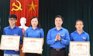 Tặng bằng khen cho nhóm đoàn viên cứu 3 em nhỏ đuối nước