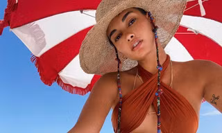 Siêu mẫu Brazil 'giải nhiệt' nắng hè với bikini lạ mắt