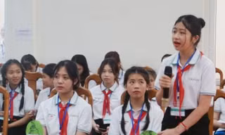 Lãnh đạo tỉnh Cao Bằng nhận thông điệp của thiếu nhi. 