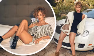 Jennifer Lopez 51 tuổi mặc áo tắm hở bạo