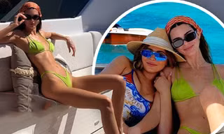 Hai chị em mỹ nhân nhà Kardashian đọ sắc với bikini 'nảy lửa'