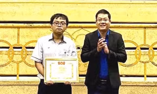 Tỉnh Đoàn Thừa Thiên-Huế khen thưởng Quán quân Đường lên đỉnh Olympia Võ Quang Phú Đức