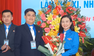 Trung ương Đoàn tặng hoa chúc mừng