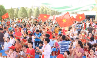 CĐV Đà Nẵng đội nắng cổ vũ Olympic Việt Nam
