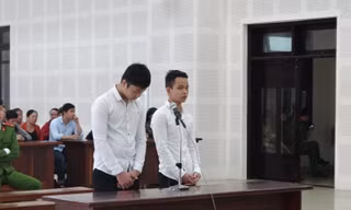 Hai bị cáo Nguyễn Thanh Tín và Trương Minh Tuấn tại tòa