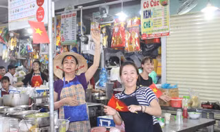 Tiểu thương Đà Nẵng 'quẩy' tưng bừng mừng chiến thắng của U23 Việt Nam. Ảnh: Giang Thanh