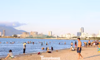 Người dân Đà Nẵng tắm biển thưa thớt ngày đầu giãn cách xã hội