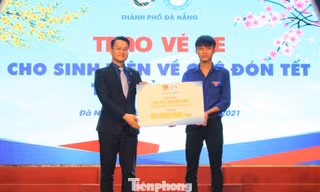 Trong dịp Tết Nguyên Đán Tân Sửu, Thành Đoàn Đà Nẵng tặng 300 vé xe để các bạn đoàn viên, thanh niên và sinh viên về quê đón Tết