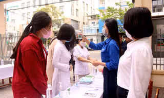Ngày đầu học sinh Đà Nẵng quay lại trường: Được đo thân nhiệt, học cách lớp
