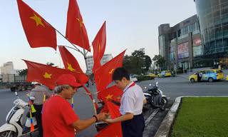 Trước giờ bóng lăn, Đà thành ngập cờ đỏ, sao vàng. Không khí cổ vũ bóng đá đang nóng lên từng giờ. Ảnh: Giang Thanh