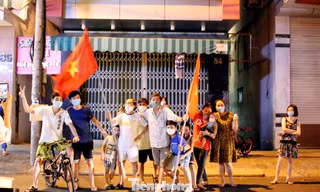 Người dân Đà Nẵng hát vang, vẫy cờ thời điểm gỡ phong tỏa
