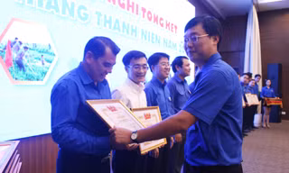 Anh Lê Quốc Phong tặng bằng khen của TƯ Đoàn cho 15 đơn vị có thành tích xuất sắc trong Tháng Thanh niên năm 2019