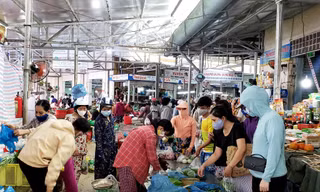 Từ ngày 12/8, người dân Đà Nẵng được phát thẻ đi chợ theo ngày chẵn – ngày lẽ. Mỗi gia đình được phát 5 phiếu đi chợ/15 ngày (cả thẻ ngày chẵn, ngày lẻ), cứ 3 ngày thì đi chợ 1 lần. Ảnh: Giang Thanh