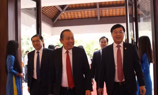 Phó thủ tướng thường trực Trương Hòa Bình, Bí thư thứ nhất TƯ Đoàn Lê Quốc Phong và Chủ tịch UBND TP Đà Nẵng Huỳnh Đức Thơ dự khai mạc Diễn đàn Trí thức trẻ Việt Nam lần thứ nhất. Ảnh: Giang Thanh