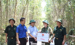 Bí thư thường trực TƯ Đoàn Nguyễn Anh Tuấn đã thăm và tặng quà các chiến sĩ tình nguyện trong Chiến dịch Thanh niên Tình nguyện hè năm 2020 đang thực hiện công tác dân vận trên địa bàn huyện Hòa Vang (Đà Nẵng)