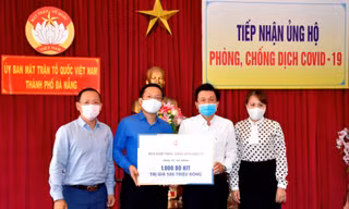 Hội Doanh nhân trẻ TP Đà Nẵng phối hợp cùng với các doanh nghiệp đã trao số tiền ủng hộ hơn 1,5 tỷ đồng (gồm tiền mặt và một số trang thiết bị) để hỗ trợ công tác phòng, chống dịch COVID - 19 trên địa bàn cho Uỷ ban MTTQ Việt Nam TP Đà Nẵng
