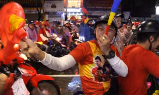 Ăn mừng trong mưa tầm tã cũng phải "chất" như dân Đà thành. Ảnh: Giang Thanh
