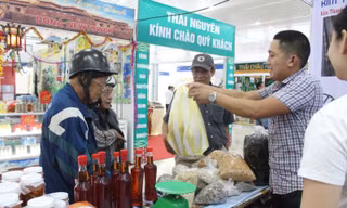 Hội chợ hàng Việt và nông sản sạch năm 2017 thu hút sự tham gia của người dân Đà Nẵng. Ảnh: Giang Thanh