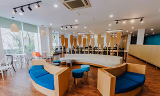 không gian chung Surf Space của cộng đồng khởi nghiệp Đà Nẵng có tổng diện tích 1000m2. Khu không gian làm việc chung dành cho cộng đồng khởi nghiệp, người làm tự do, lập trình viên, du mục kĩ thuật số… ở ngay vị trí trung tâm với diện tích sử dụng 50 chỗ