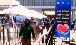 Không có sự chen lấn, không tập trung quá đông đúc, với sự bố trí bài bản của ban tổ chức, người dân xếp hàng ngay ngắn, lần lượt đợi trước 2 cây ATM gạo tự động đầu tiên tại Đà Nẵng để đợi nhận gạo miễn phí