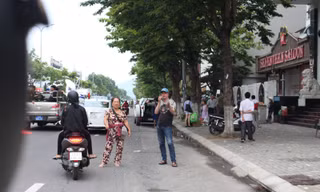 Phe vé ngang nhiên chèo kéo khách đi đường mua vé chợ đen để xem pháo hoa. Ảnh: Giang Thanh