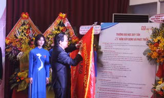 Thừa ủy quyền của Chủ tịch nước, Bộ trưởng Bộ GD&ĐT Phùng Xuân Nhạ trao tặng Huân chương Lao động hạng nhất cho ĐH Duy Tân
