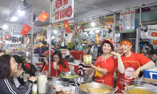 Tiểu thương Đà Nẵng "nhuộm đỏ" chợ. Ảnh: Giang Thanh