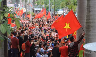 Giây phút triệu CĐV Đà Nẵng vỡ òa sau 'siêu phẩm' của Quang Hải 