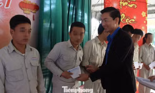 Anh Nguyễn Bá Duân, Phó Bí thư Thành Đoàn Đà Nẵng trao quà Tết cho những học viên có thành tích cải tạo tốt