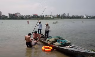 Hai bảo vệ đưa nạn nhân vào bờ sau khi ứng cứu