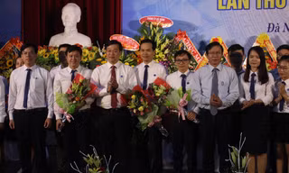 Anh Lê Quốc Phong, Bí thư thứ nhất TƯ Đoàn, Chủ tịch Hội Sinh viên Việt Nam, tặng hoa chúc mừng BCH Hội SV TP Đà Nẵng khóa mới. Ảnh: Giang Thanh