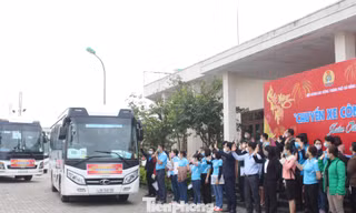 Người lao động náo nức về Tết trên chuyến xe công đoàn