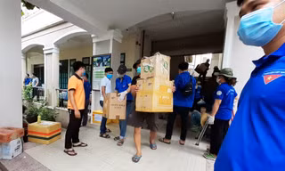 Hơn 200 ĐVTN của Quận Đoàn Liên Chiểu (Đà Nẵng) vẫn tiếp tục dọn dẹp kí túc xã ĐH Sư Phạm (ĐH Đà Nẵng) để sớm bàn giao cho UBND Quận tiếp quản, làm nơi cách ly tập trung. Ảnh: Giang Thanh