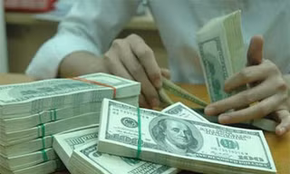 Ngân hàng đẩy giá mua USD sát trần