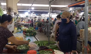 Giá hàng hoá, thực phẩm thiết yếu ở TPHCM tăng chóng mặt