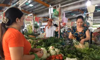 Giá thịt lợn, trứng vẫn cao, giá rau đồng loạt giảm