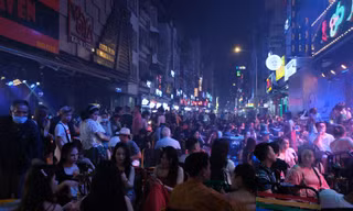 'Phố Tây' Bùi Viện nhộn nhịp khách quốc tế