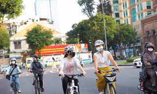 Giới trẻ TPHCM hào hứng đạp xe sau giãn cách